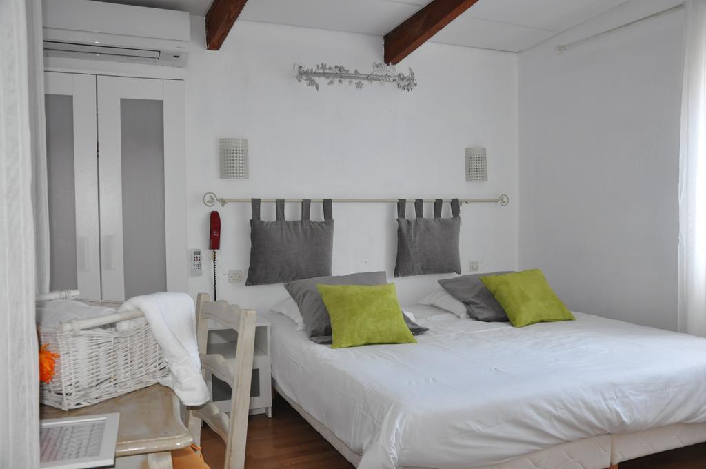 Hotel Les Mimosas Bormes-les-Mimosas Rum bild